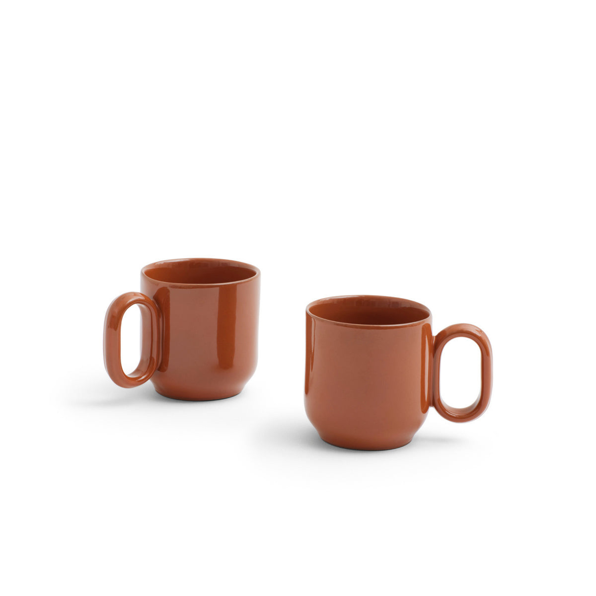 Twee Hay Barro Bekers Terracotta 2 st. van Hay, met kenmerkende grote ovale handvatten, worden weergegeven op een effen witte achtergrond.