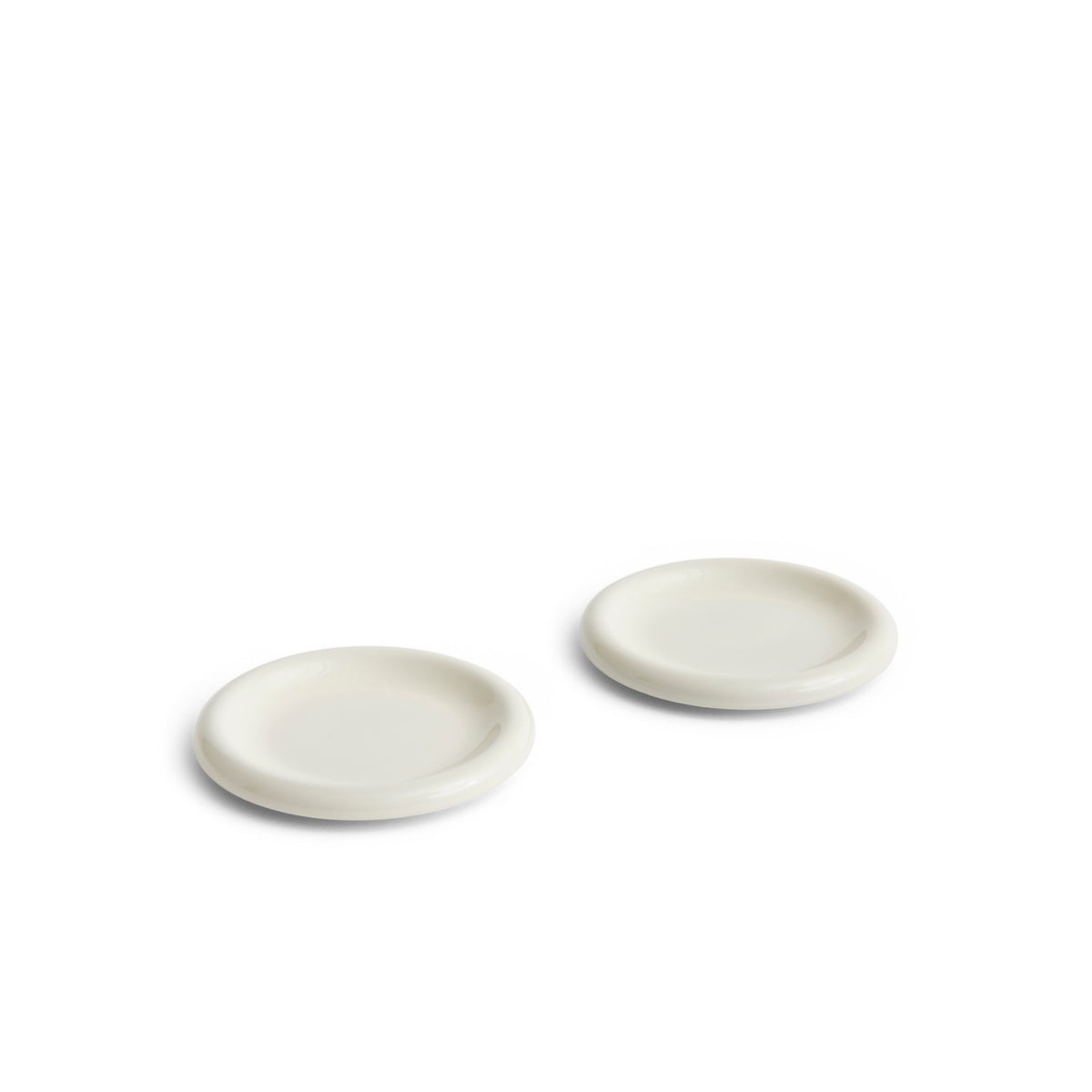 Twee Hay Barro Borden Off-White D18 borden (set van 2) van Hay staan iets uit elkaar op een effen witte achtergrond.