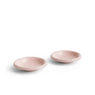 Twee kleine, ronde, lichtroze Hay Barro Diepe Borden Roze D20 schaaltjes (set van 2) staan naast elkaar op een witte achtergrond.