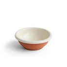 De Hay Barro Kom Off-White D26 van Hay, met een gebroken witte binnenkant en rand en een roodbruine buitenkant, uit de Barro collectie, wordt weergegeven op een witte achtergrond.
