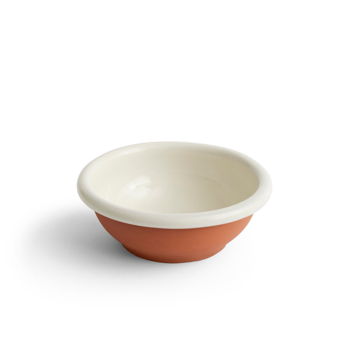 De Hay Barro Kom Off-White D26 van Hay, met een gebroken witte binnenkant en rand en een roodbruine buitenkant, uit de Barro collectie, wordt weergegeven op een witte achtergrond.