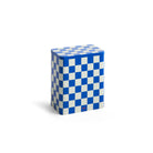 De Hay Blikken Doos Blauw Off-White L van Hay is een rechthoekig blik met een blauw en gebroken wit dambordpatroon, ideaal voor het bewaren van droge etenswaren, afgebeeld tegen een effen witte achtergrond.