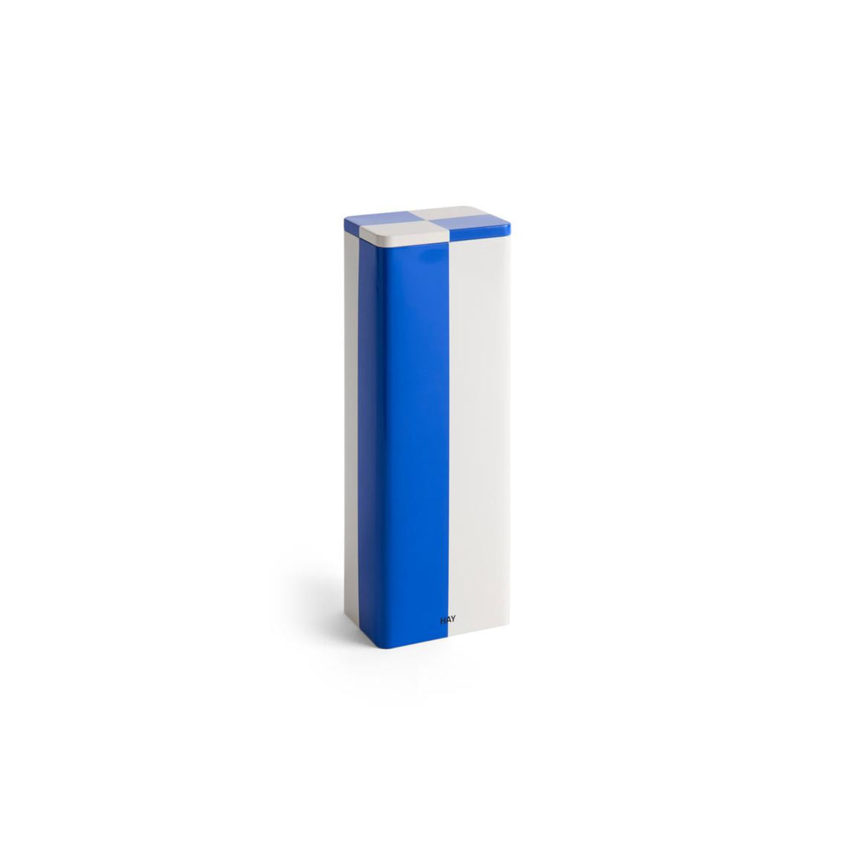 De Hay Blikken Doos Blauw Off-White Slim van Hay is een rechthoekige, staande opbergdoos met een modern Scandinavisch ontwerp met witte en blauwe verticale strepen tegen een effen witte achtergrond.
