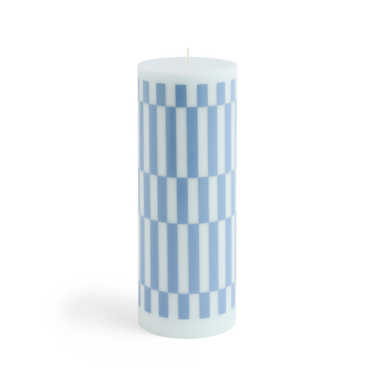 De Hay Column Kaars Lichtblauw Ruit H25 van Hay is een cilindervormige sierkaars met een blauw en wit ruitmotief, rechtopstaand tegen een effen witte achtergrond.