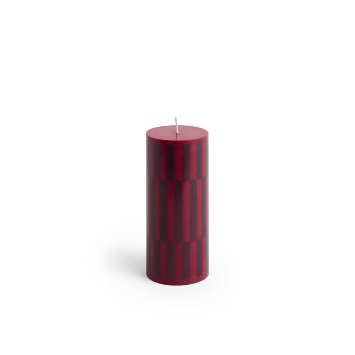 De Hay Zuil Kaars Wijn Bordeaux H15 van Hay heeft afwisselend donker- en lichtrode strepen in een modern zuilontwerp, rechtopstaand op een witte achtergrond - ideaal voor moderne interieurdecoratie.