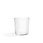 De Hay Glas Helder M van Hay wordt weergegeven op een witte achtergrond, wat het minimalistische ontwerp en de uitzonderlijke helderheid benadrukt.