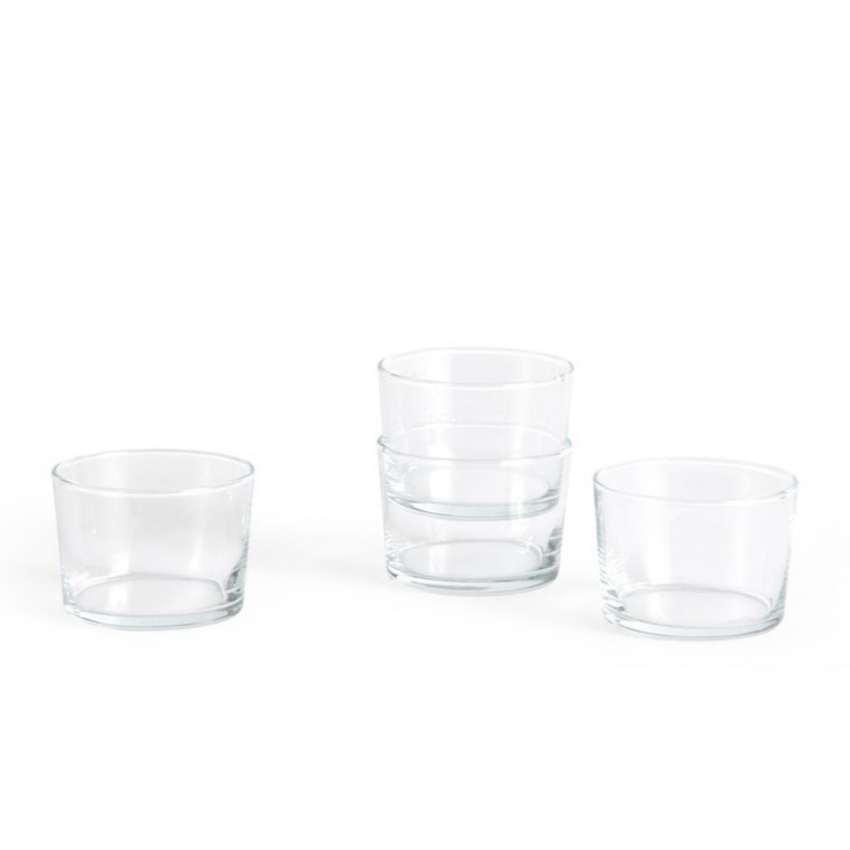 Vier Hay Glas Helder S-kopjes zijn gerangschikt op een wit oppervlak. Met een minimalistisch ontwerp is één paar ruimtebesparend gestapeld, terwijl de andere twee kleine glazen naast elkaar staan.