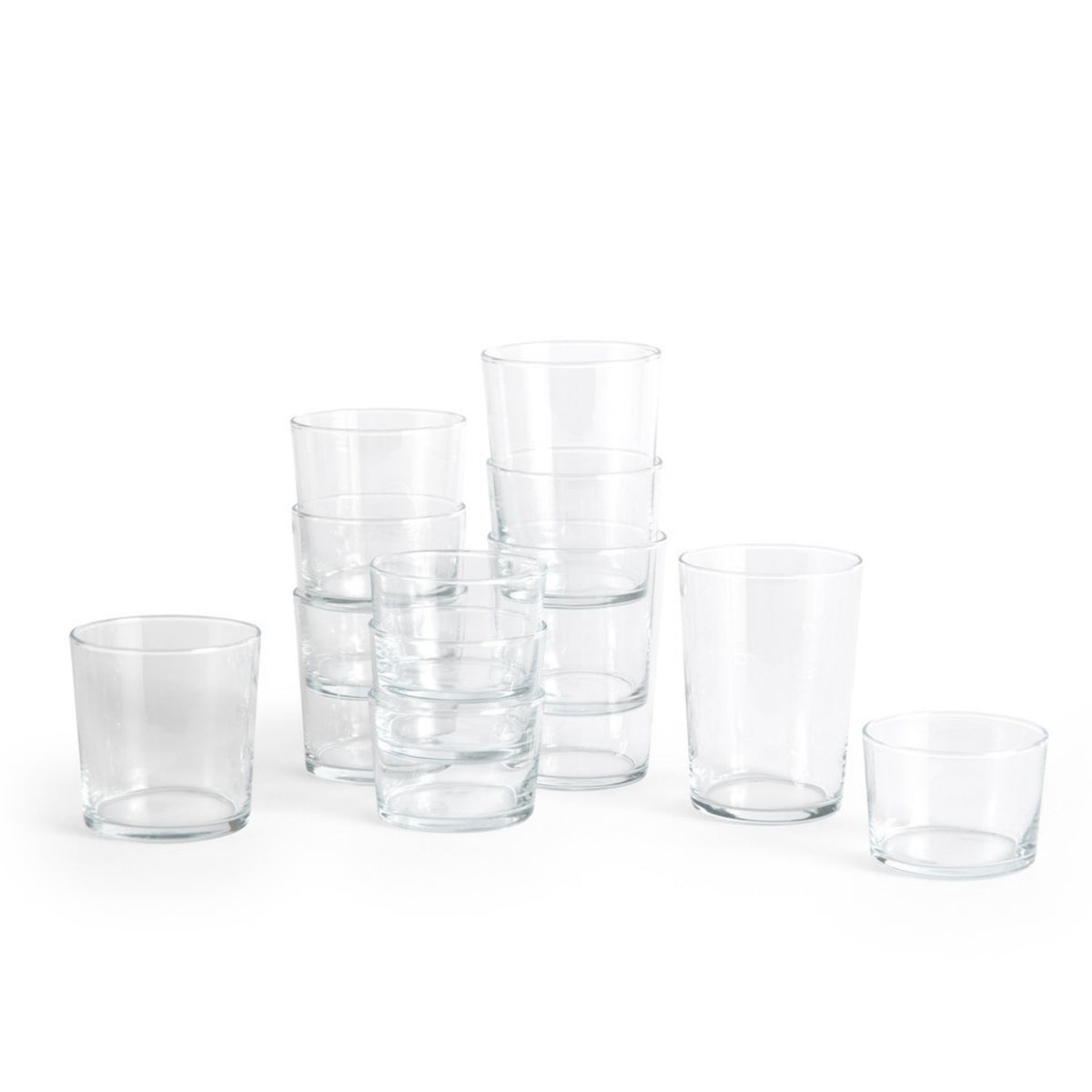 Een verzameling minimalistische Hay Glas Helder L bekers van Hay, weergegeven in verschillende vormen en maten, gestapeld en individueel gerangschikt op een witte achtergrond.