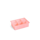 De Hay ijsblokjesvorm Vierkant XXL Roze van Hay is afgebeeld met zes grote rechthoekige vakken op een witte achtergrond, perfect voor het maken van XXL ijsblokjes.