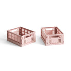 Twee Hay Kleur Krat Mini Blush opbergkratten van Hay, gemaakt van gerecycled plastic met open zijkanten en bodems, staan naast elkaar op een witte achtergrond.