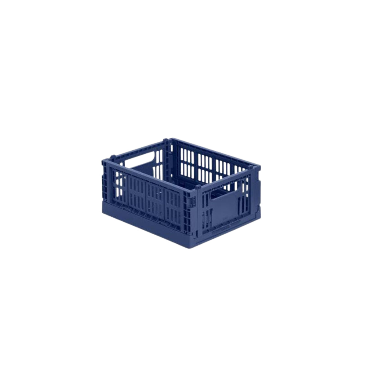 De Hay Kleur Krat Mini Donkerblauw van Hay is een kleine, rechthoekige opbergkrat van donkerblauw gerecycled plastic met geventileerde zijkanten en een open bovenkant, afgebeeld op een witte achtergrond.