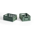 Twee Hay Kleur Krat Mini Saliegroen opbergkratten van Hay, gemaakt van gerecycled plastic met open zijkanten en handgrepen, zijn geplaatst op een witte achtergrond, de ene getoond vanaf de zijkant en de andere vanaf de zijkant.