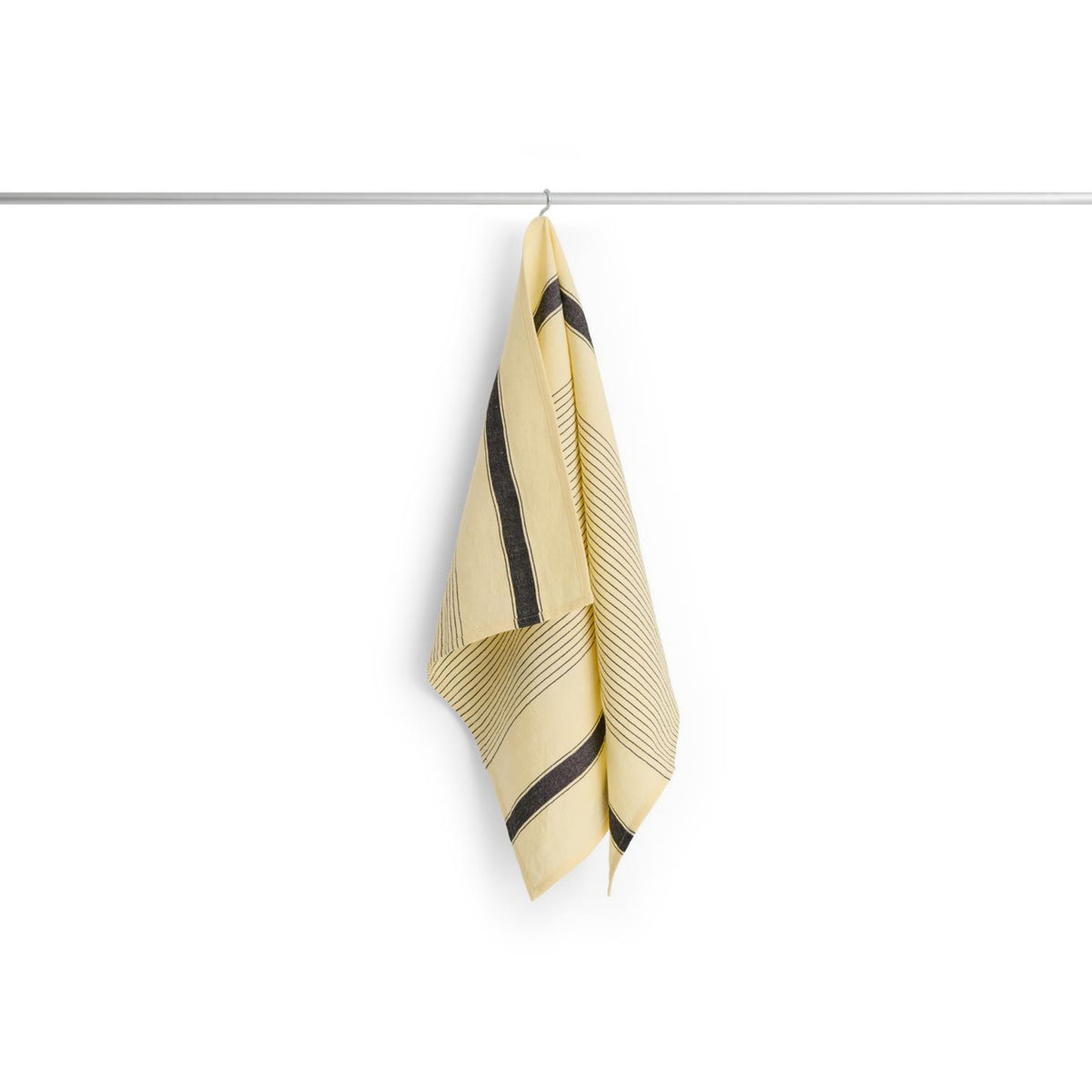 De Hay Linear Theedoek Geel van Hay, een gele linnen-katoenen theedoek met zwarte strepen, hangt netjes aan een dunne horizontale stang tegen een effen witte achtergrond.