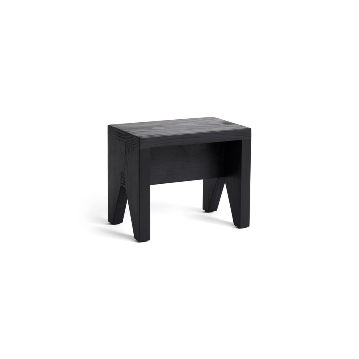 De Hay Manolito Kruk Zwart Kort is een klein, rechthoekig zwart houten krukje van Hay met schuine poten en een minimalistisch ontwerp, afgebeeld op een witte achtergrond.