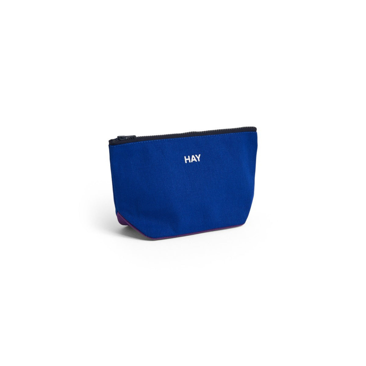 Het Hay Multi Opbergzakje Elektrisch Blauw S van Hay heeft een Scandinavisch design, "HAY" in wit gedrukt op de voorkant, en is gefotografeerd tegen een effen witte achtergrond.