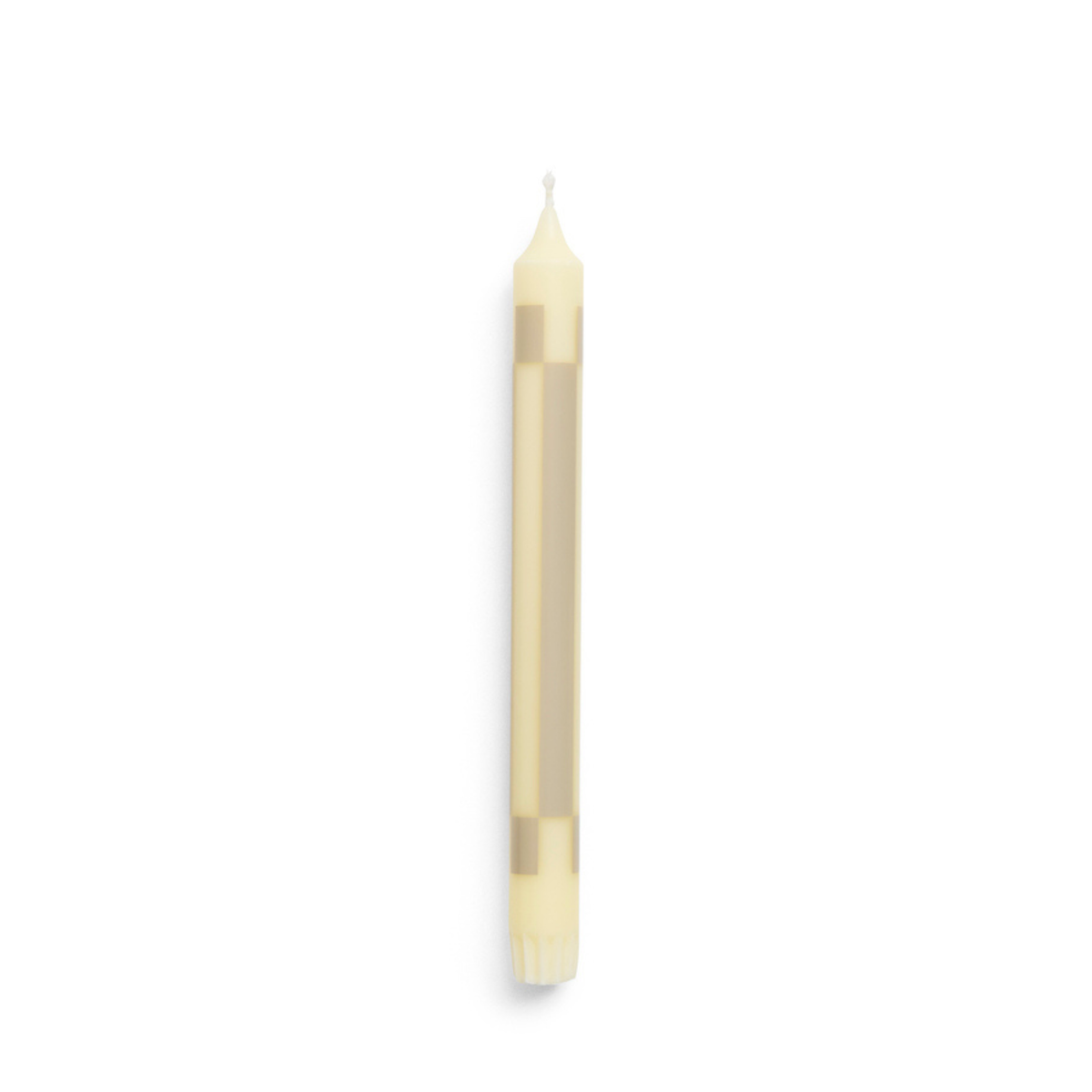 Een enkele Hay Patroon Kaars Crème Zand van Hay staat rechtop met een puntig uiteinde en een onaangestoken lont, en dient als elegant decor tegen een effen witte achtergrond.
