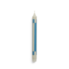 Een wit oogpotlood met blauwe geometrische motieven staat rechtop op een witte achtergrond, een echo van de chique patronen van de Hay Patroon Kaars Grijs Blauw van Hay.