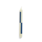 De Hay Patroon Kaars Groen Donkerblauw, een stijlvolle conische kaars van Hay, heeft groene en donkerblauwe patronen en vormt een chique decoratief accent, rechtopstaand op een effen witte achtergrond.