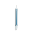 De Hay Patroon Kaars Lichtblauw Blauw van Hay, met horizontale en verticale lichtblauwe strepen, staat rechtop tegen een effen witte achtergrond en is ideaal als decoratief interieuraccent.