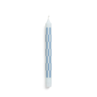 De Hay Patroon Kaars Lichtblauw van Hay is een decoratieve witte kaars met een lichtblauw ruitpatroon, rechtopstaand tegen een effen witte achtergrond.