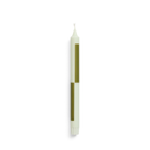 De Hay Patroon Kaars Lichtgroen van Hay is een witte conische kaars met twee verticale lichtgroene rechthoeken, een aan de bovenkant en een aan de onderkant, die dienen als een stijlvol accent terwijl ze rechtop staan op een effen witte achtergrond.
