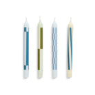 Hay Patroon Kaarsen Groen en Blauw 4 st. van Hay: vier kaarsen met unieke, geometrische patronen in groen en blauw op wit, voorzien van het Nordic Swan Ecolabel, gerangschikt op een witte ondergrond.