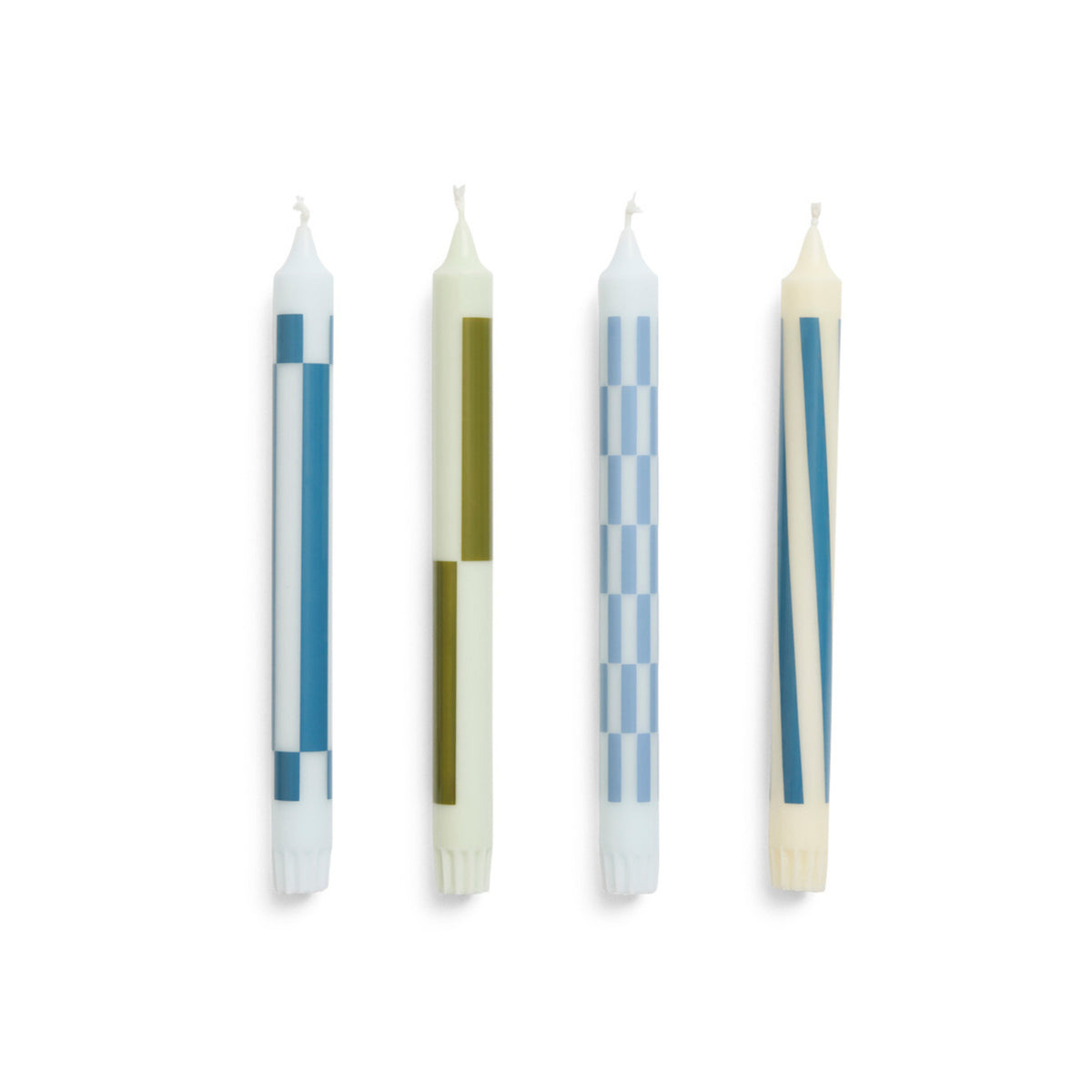 Hay Patroon Kaarsen Groen en Blauw 4 st. van Hay: vier kaarsen met unieke, geometrische patronen in groen en blauw op wit, voorzien van het Nordic Swan Ecolabel, gerangschikt op een witte ondergrond.