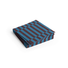 Een stapeltje Hay Pattern Papieren Servetten Antraciet Bordeaux 33/33 van Hay, met afwisselend blauwe en antraciet bordeaux strepen op een witte achtergrond.
