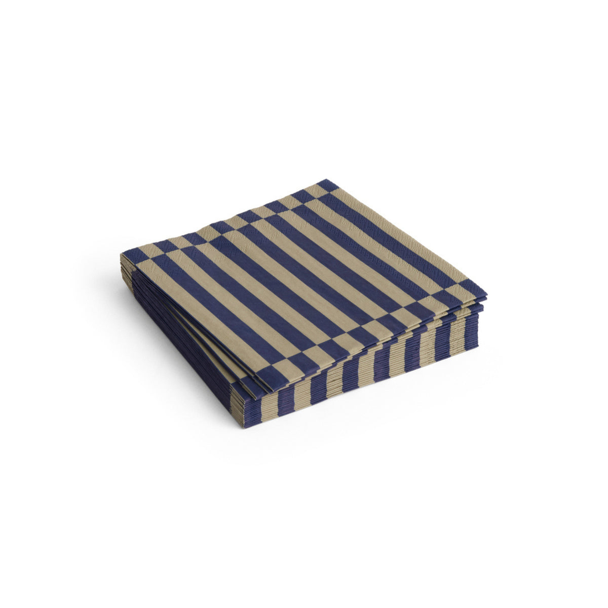 Een stapel Hay Pattern Papieren Servetten Donkerblauw Zand Streep 33/33 van Hay, met afwisselend donkerblauwe en zandkleurige strepen, is netjes gerangschikt op een witte achtergrond.