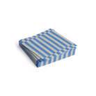 De Hay Pattern Papieren Servetten Grijs Blauw Streep 33/33 van Hay zijn gestapeld afgebeeld op een witte achtergrond. Deze stijlvolle, FSC gecertificeerde servetten hebben een grijs blauw streep ontwerp voor een eco-vriendelijke touch.