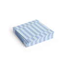 Een nette stapel Hay Pattern papieren servetten lichtblauw 33/33 van Hay, met witte strepen, gerangschikt op een witte ondergrond voor een moderne tafelsetting.