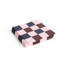 Een stapel Hay Pattern Papieren Servetten Roze Bordeaux Zwart 33/33 van het merk Hay, FSC-gecertificeerd en voorzien van een geruit patroon, ligt op een witte achtergrond.