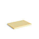 Een enkele Hay Slice Snijplank Geel 20/30 kaas van het merk Hay rust plat op een witte achtergrond.