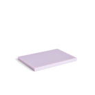De Hay Slice Snijplank Lavendel 20/30 is een rechthoekige, lichtpaarse snijplank van polyethyleen van Hay, afgebeeld op een witte achtergrond.