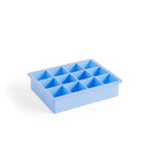 De Hay ijsblokjesvorm Vierkant XL Lichtblauw van Hay heeft twaalf vierkante vakjes - perfect voor het maken van XL ijsblokjes voor je favoriete koude drankjes. Hier afgebeeld op een witte achtergrond.