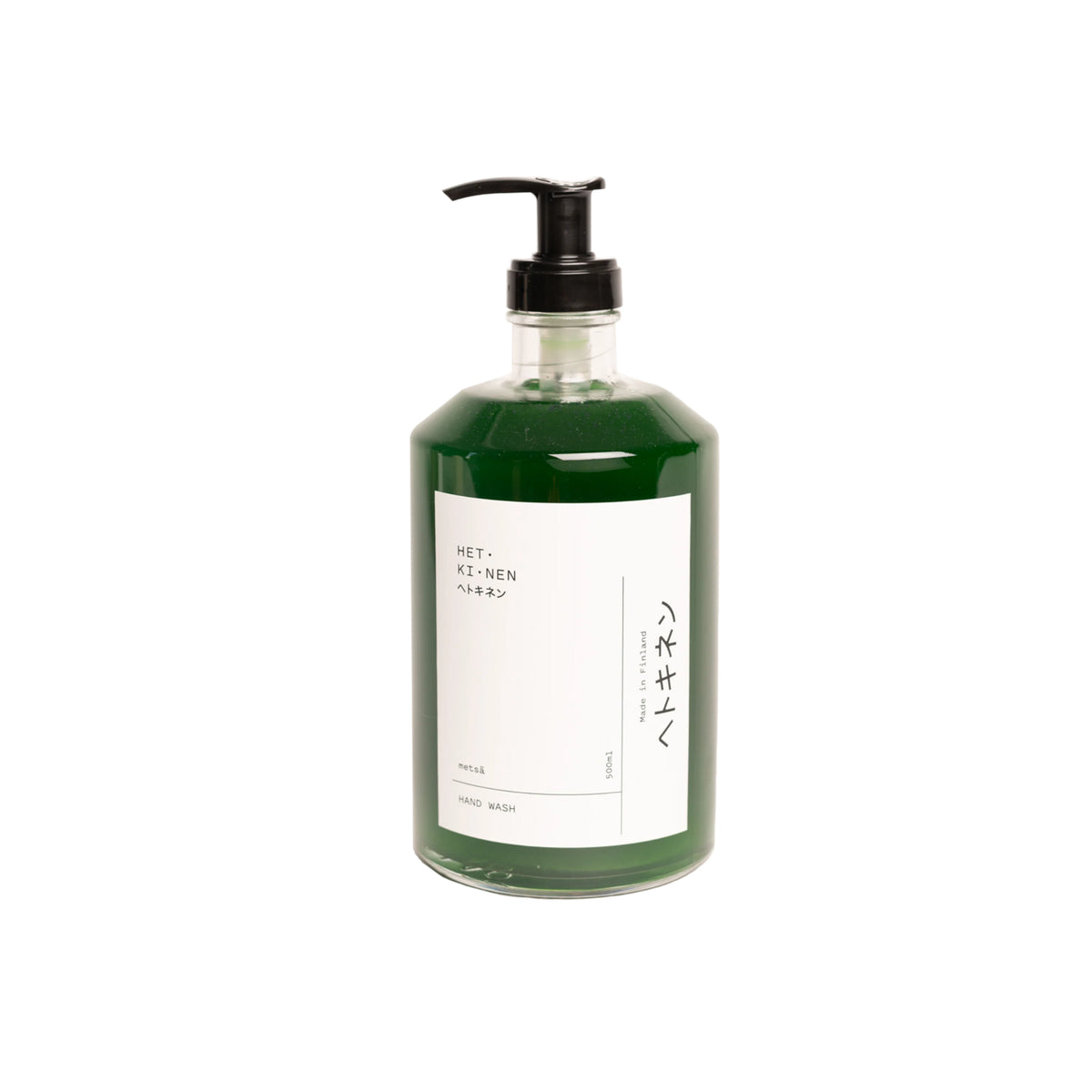 Een heldere plastic pompflacon van Hetkinen Handzeep Metsa 500 ml, gevuld met groene vloeibare zeep, heeft een minimalistische witte en zwarte verpakking met etiketten in het Engels en Japans. Gemaakt door Hetkinen van biologische oliën.