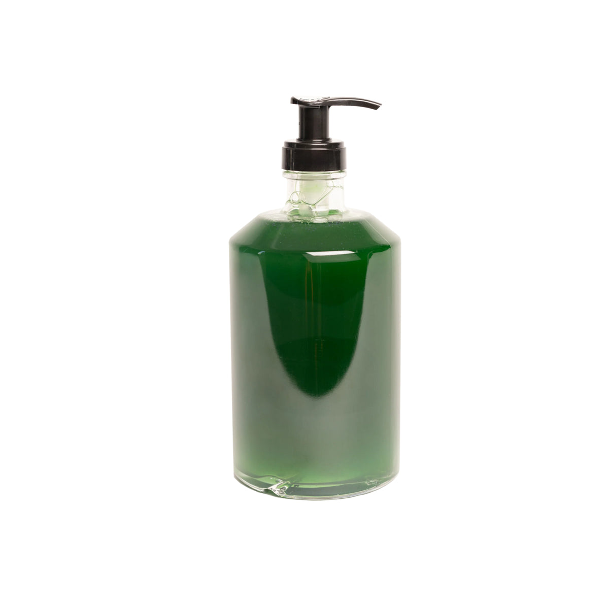 Een heldere plastic pompflacon van Hetkinen Handzeep Metsa 500 ml, gemaakt van biologische plantaardige oliën en geïnspireerd op de geuren van het Finse woud, wordt getoond tegen een witte achtergrond.