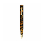 De Hightide Marmeren Fountain Vulpen Bruin, met een schildpadpatroon, gouden accenten en een gouden penpunt, wordt verticaal afgebeeld tegen een witte achtergrond.