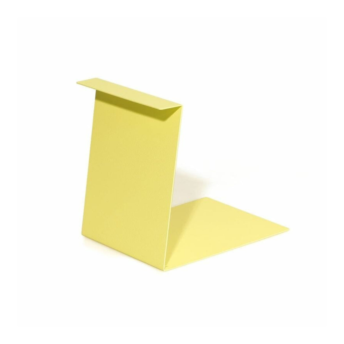 De Hightide Boekenstandaard & Display Geel is een minimalistische, gele, L-vormige metalen boekenstandaard van Hightide met een vlakke boven- en onderkant - ideaal voor display tegen een effen witte achtergrond.