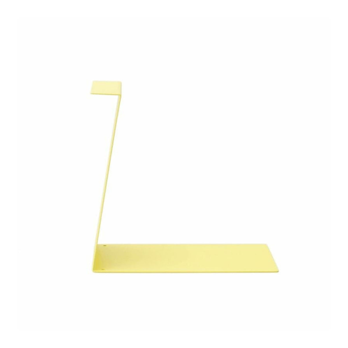 De Hightide Boekenstandaard & Display Geel is een minimalistische gele metalen boekenstandaard met een vlakke basis en een rechtopstaande kromming, perfect voor display, afgebeeld tegen een witte achtergrond. Merk: Hightide.
