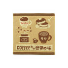 De Hightide Handdoek Koffie 25/25 van Hightide is een bruin met beige doek met koffiekopjes, een molen, pannenkoeken, een melkkannetje, Japanse tekst en "COFFEE" plus 世界の味 (Taste of the World) in het Engels onderaan.