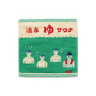 De Hightide Handdoek Sauna 25/25 is een groene en crèmekleurige handdoek van Hightide, met Japanse tekst en illustraties van drie zwetende mannen plus één met een hoed en handdoek, die doen denken aan een klassieke sauna of warmwaterbronscène.