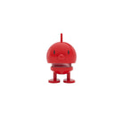 De Hoptimist Bumble S Rood van Hoptimist is een klein rood speelgoedfiguurtje met een rond hoofd, een verende nek en ovale ogen, staand op twee platte voetjes - een prachtig Deens designobject tegen een witte achtergrond.