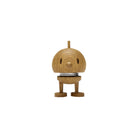 De Hoptimist Hout Bumble S Eik van Hoptimist is een klein, houten beeldje geïnspireerd op Deens design, met een ronde kop, ovale ogen, een snavel en een verende nek. Het staat op twee platte poten tegen een witte achtergrond.