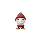 De Hoptimist Ski Bimble S Berry van Hoptimist is een klein, lachend beeldje met een rode muts, witte pompon en rode outfit. Het heeft veerkrachtige bewegingen en grote voeten - een origineel cadeau of een vrolijk winterdecor voor elke ruimte. Witte achtergrond.