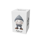 De Hoptimist Ski Bumble S Sky wordt geleverd in een witte doos met een illustratie van het vrolijke figuurtje met grijze hoed, gestreept shirt, blauwe broek en bruine schoenen - ideaal als winterse decoratie of origineel cadeau. Inclusief "Hoptimist" merknaam en slogan.