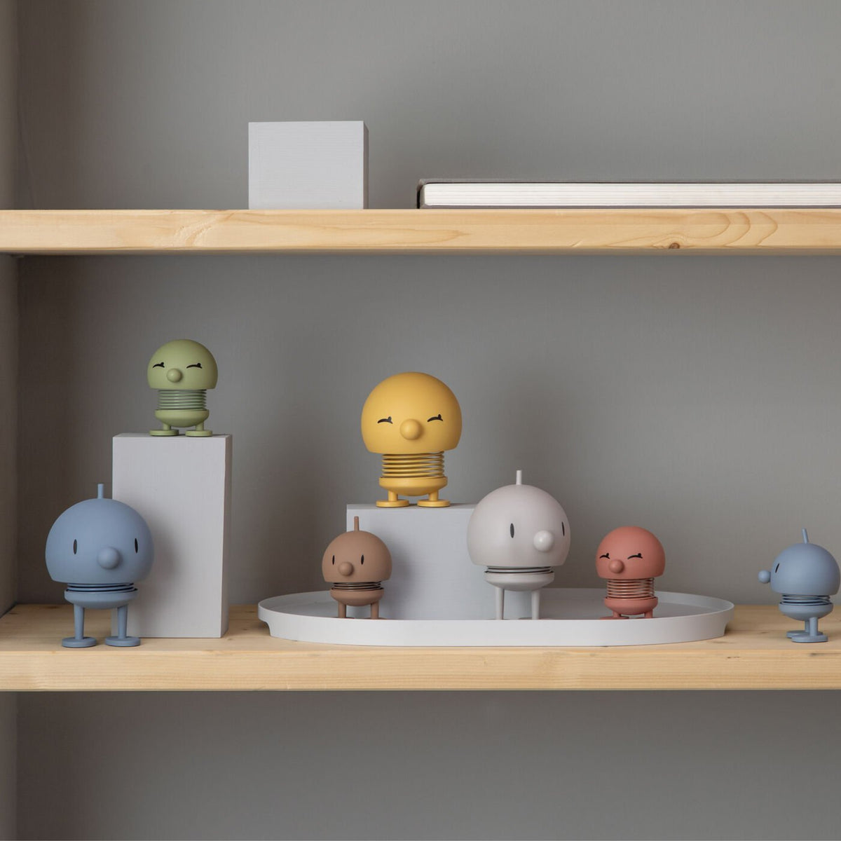 Het Hoptimist Soft Bumble S Sky beeldje van Hoptimist heeft een speels, lenteachtig lichaam en vrolijk ontwerp. Samen met andere kleurrijke variaties op planken belichaamt het de vrolijke Deense stijl en voegt het een levendig accent toe aan elke ruimte.