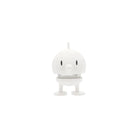 De Hoptimist Soft Bumble S Wit van Hoptimist is een klein, rond, wit beeldje met zwarte, ovale ogen, een korte neus en een rechtopstaande, verende nek - een klassiek voorbeeld van Deens design.