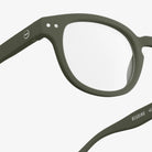 Close-up van Izipizi Leesbril #C Khaki van Izipizi, met ronde glazen, gedetailleerd olijfgroen montuur, schroefaccenten en "READING +0,0" aan de binnenkant - perfect voor ouderdomsverziendheid.