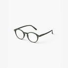 Izipizi Leesbril #D Khaki van Izipizi, een donkergroene unisex leesbril met heldere glazen, is afgebeeld op een witte achtergrond onder een hoek die de voor- en zijkant van het montuur benadrukt.